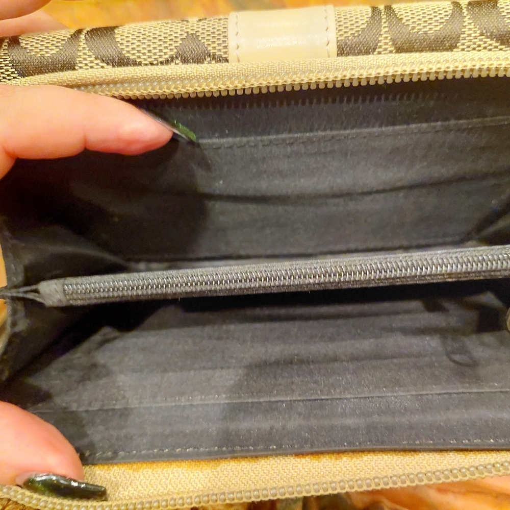 Wallet Preowned Excellent Condition - image 2